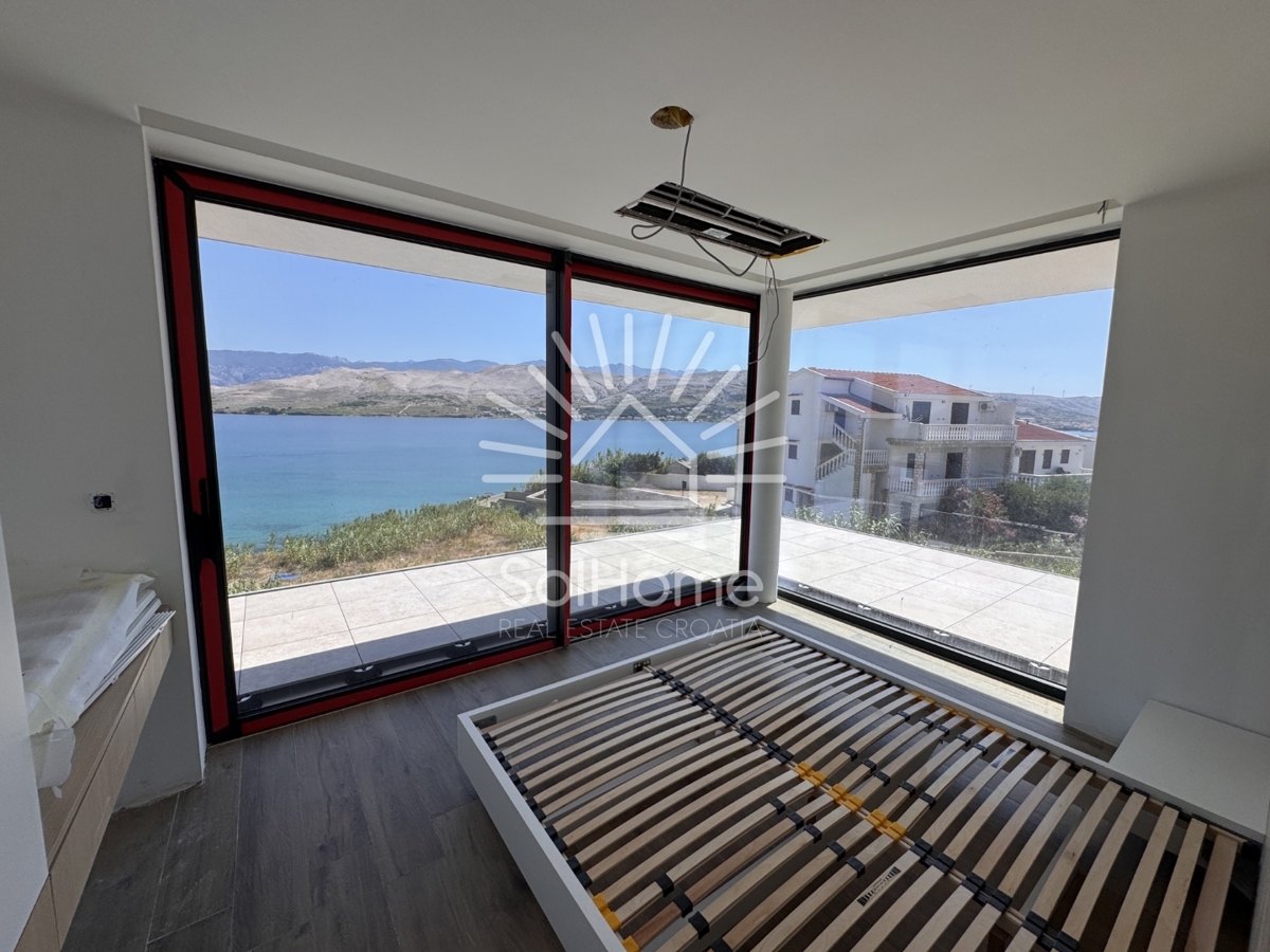 Razkošna vila v prvi vrsti ob morju na Pagu