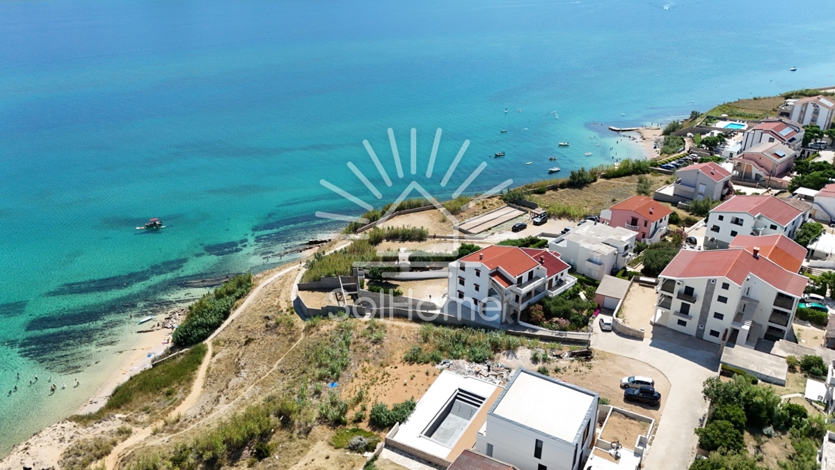 Razkošna vila v prvi vrsti ob morju na Pagu