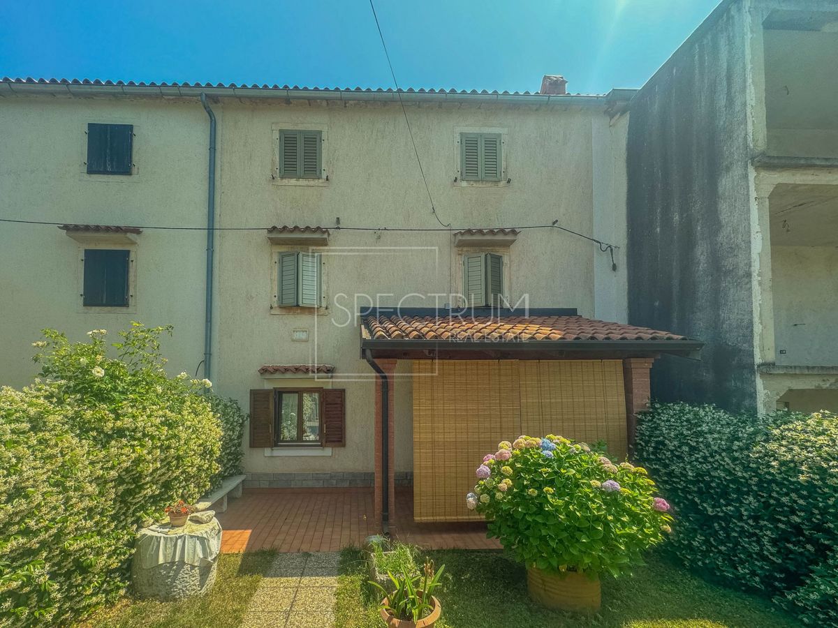 Območje Brtonigle, 2 kamniti hiši z investicijskim potencialom