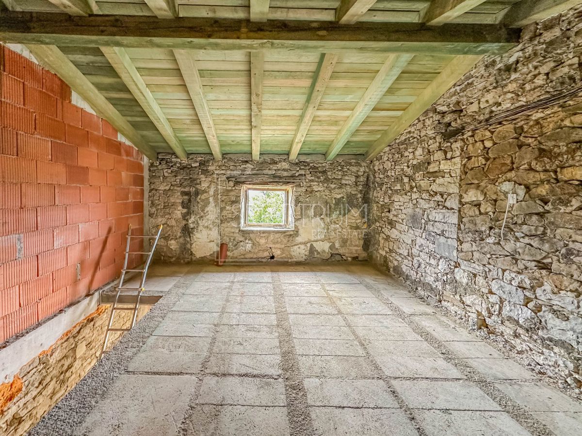 Okolica Buja, kamnita hiša s panoramskim razgledom