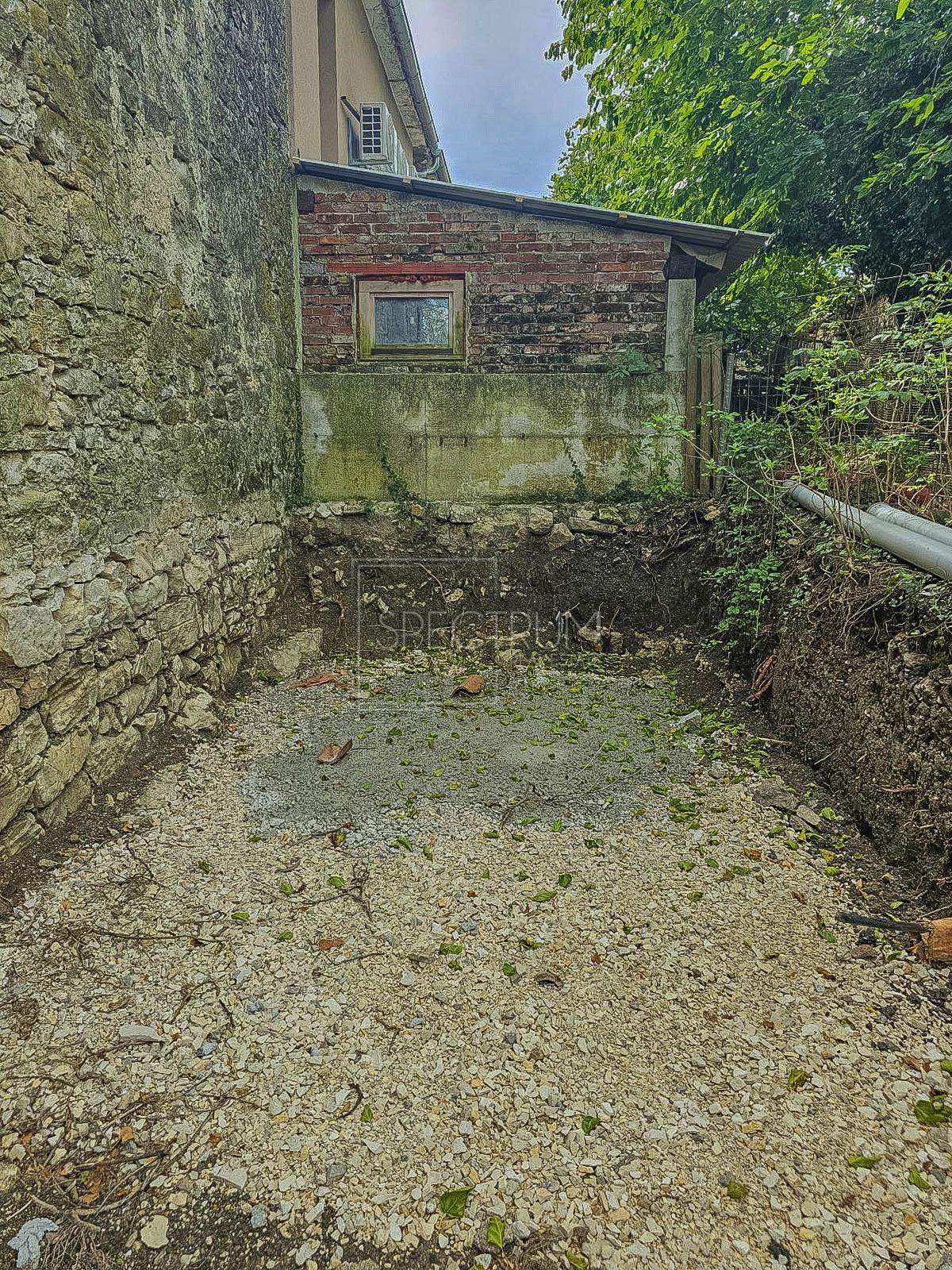 Okolica Buja, kamnita hiša s panoramskim razgledom