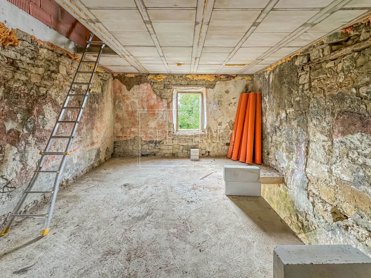 Okolica Buja, kamnita hiša s panoramskim razgledom