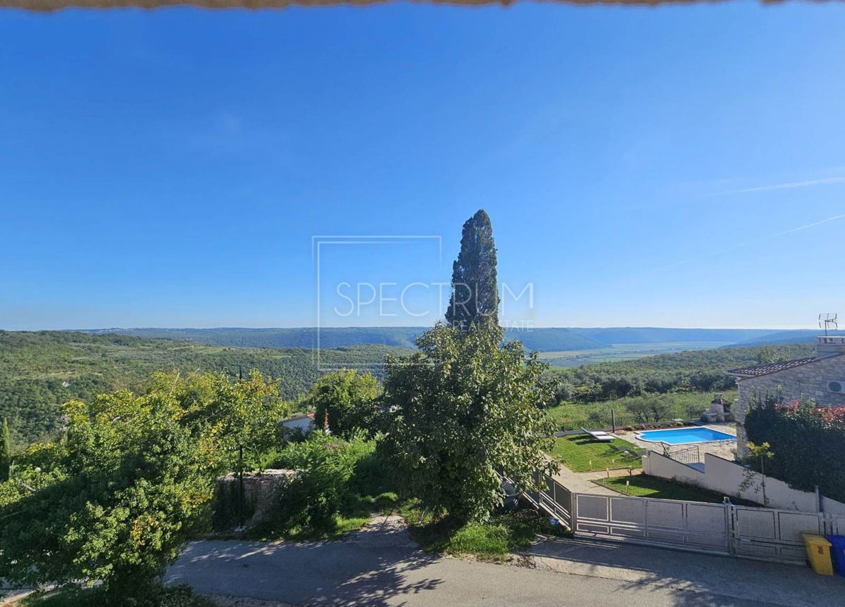 Okolica Buja, kamnita hiša s panoramskim razgledom