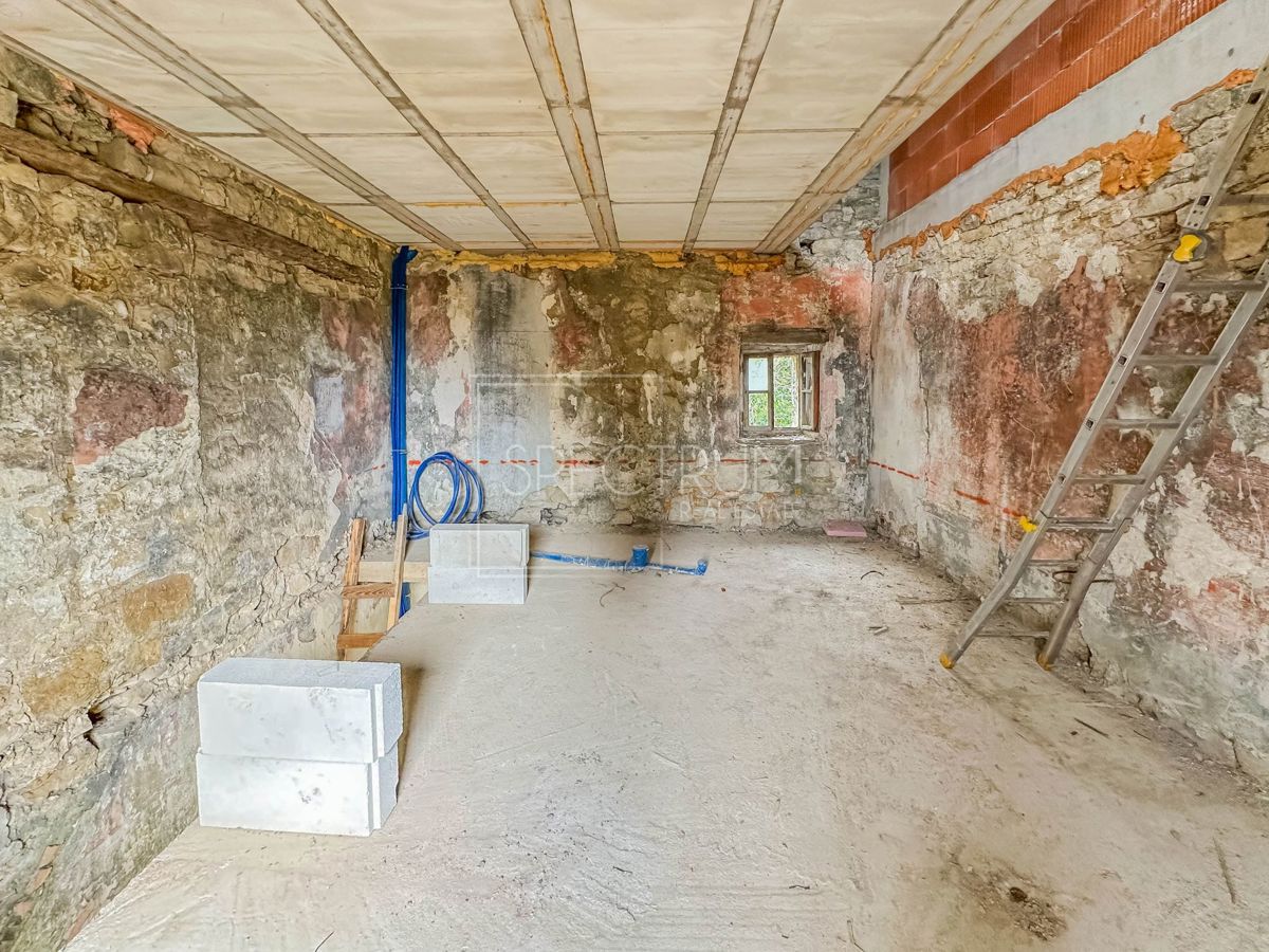 Okolica Buja, kamnita hiša s panoramskim razgledom