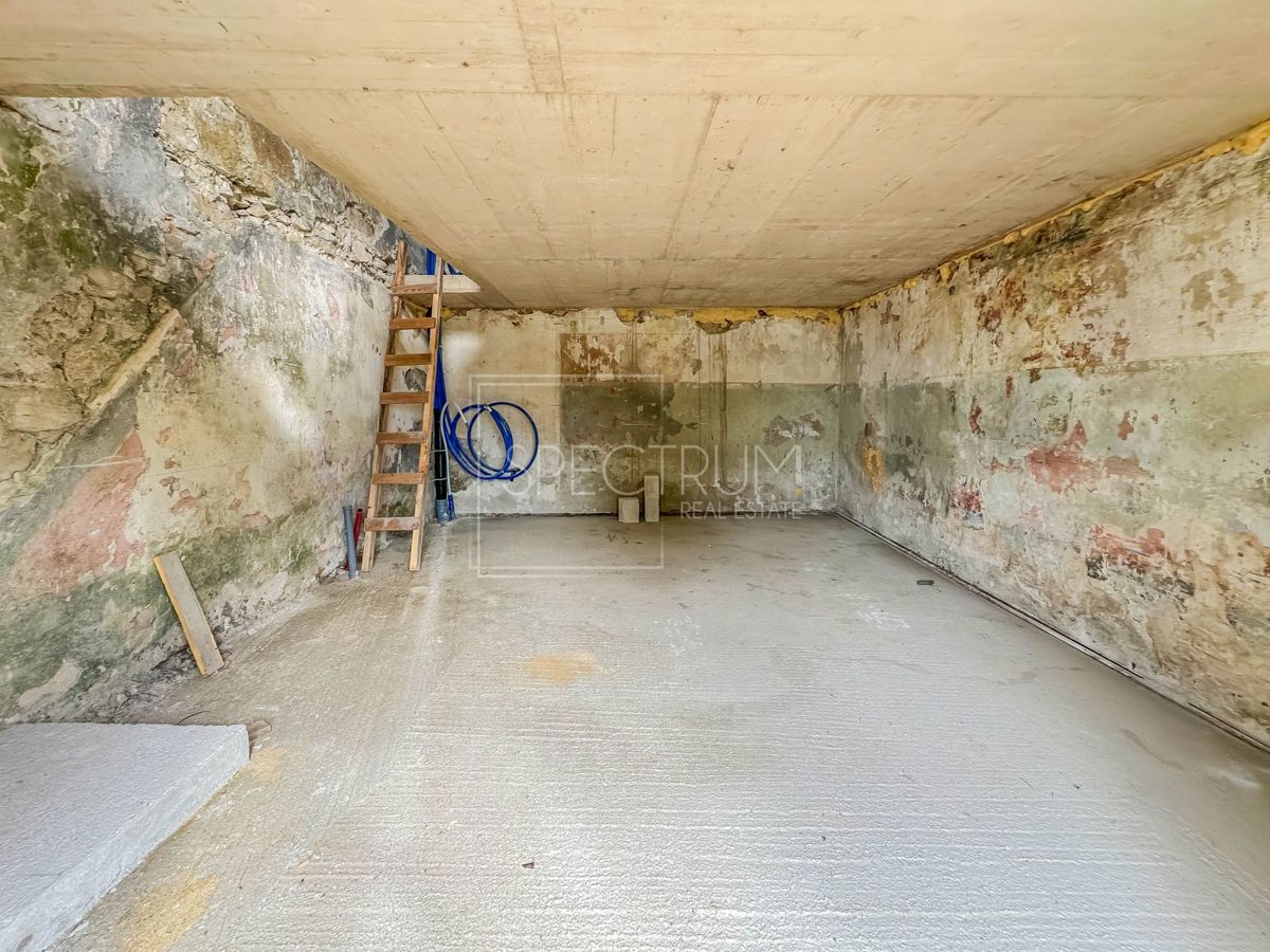 Okolica Buja, kamnita hiša s panoramskim razgledom