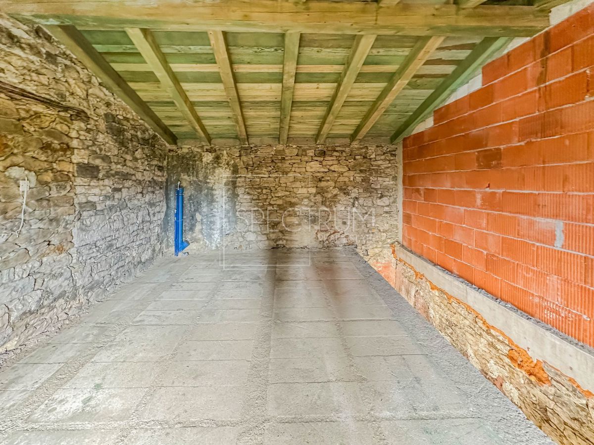 Okolica Buja, kamnita hiša s panoramskim razgledom