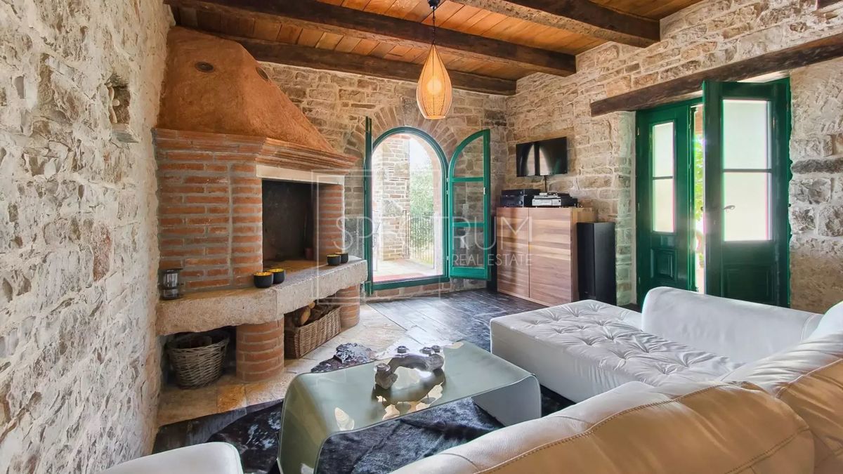 Območje Tinjana, prenovljena kamnita hiša z bazenom