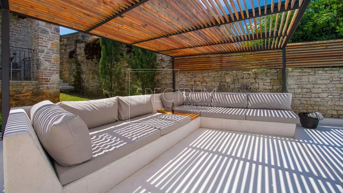 Območje Tinjana, prenovljena kamnita hiša z bazenom