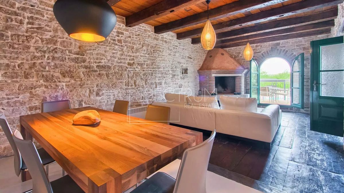 Območje Tinjana, prenovljena kamnita hiša z bazenom