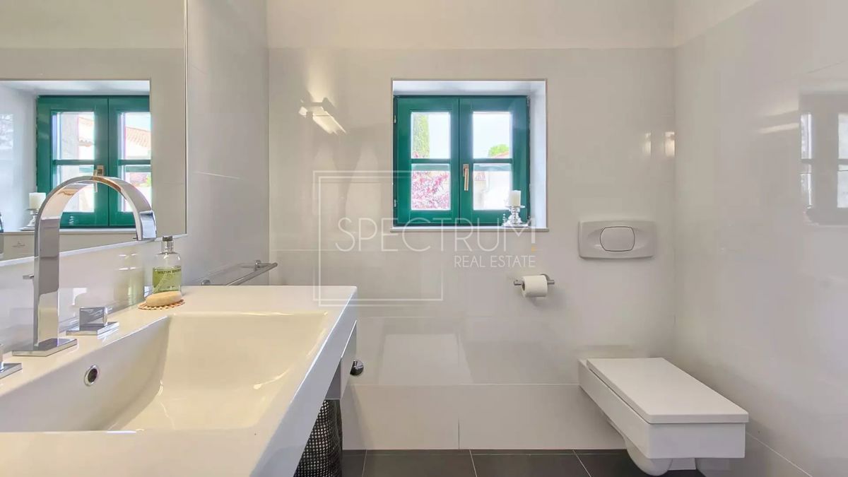 Območje Tinjana, prenovljena kamnita hiša z bazenom