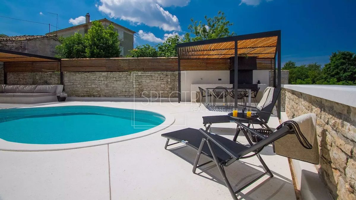 Območje Tinjana, prenovljena kamnita hiša z bazenom