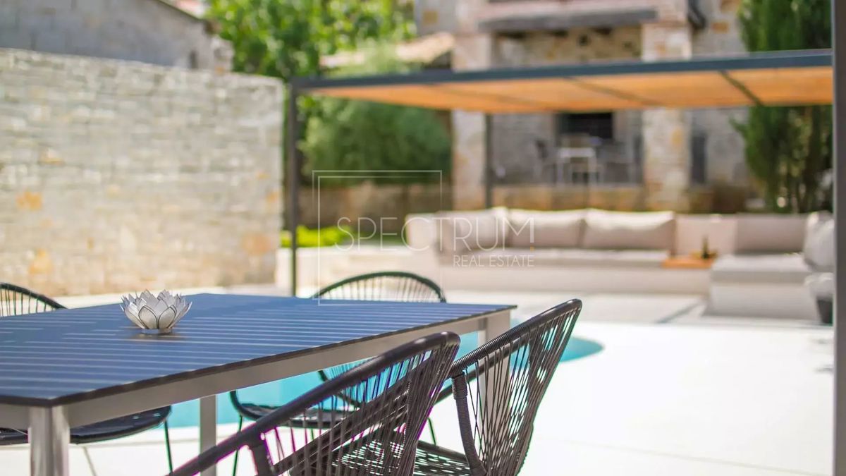 Območje Tinjana, prenovljena kamnita hiša z bazenom