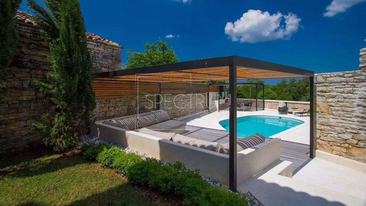 Območje Tinjana, prenovljena kamnita hiša z bazenom