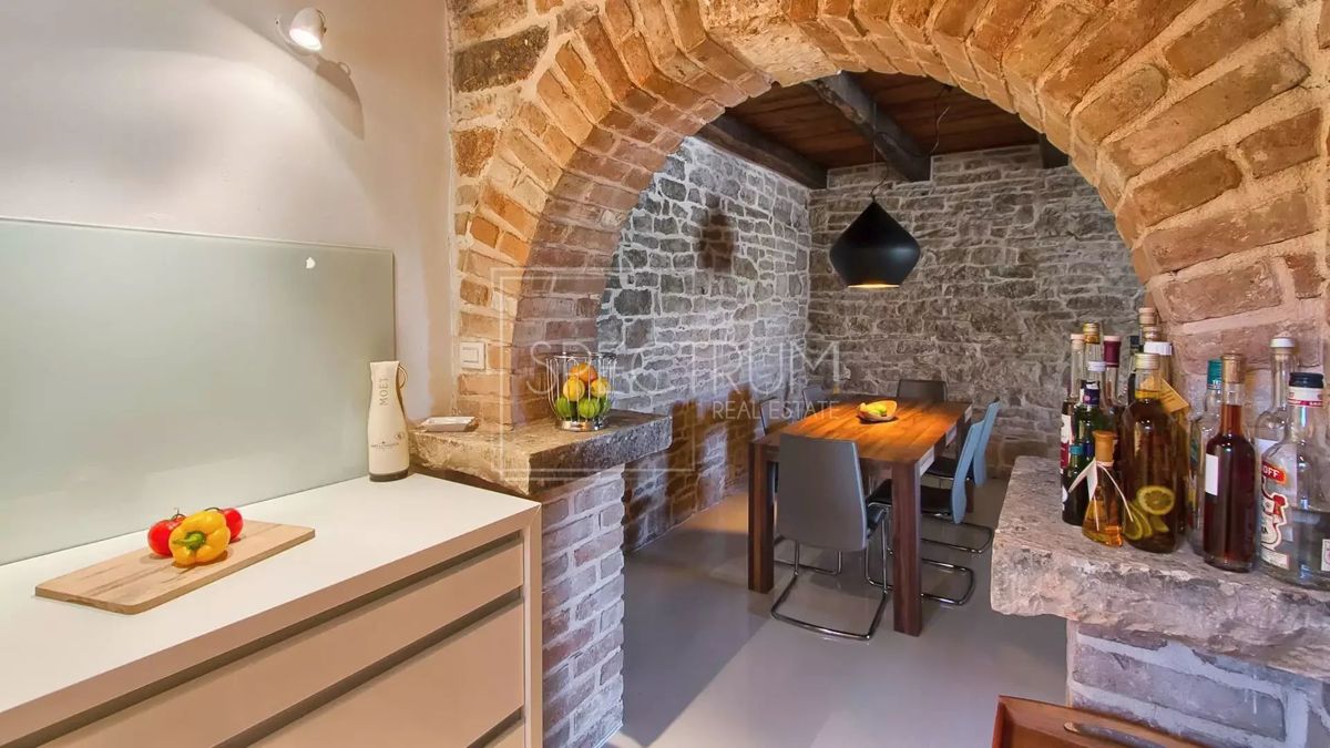 Območje Tinjana, prenovljena kamnita hiša z bazenom