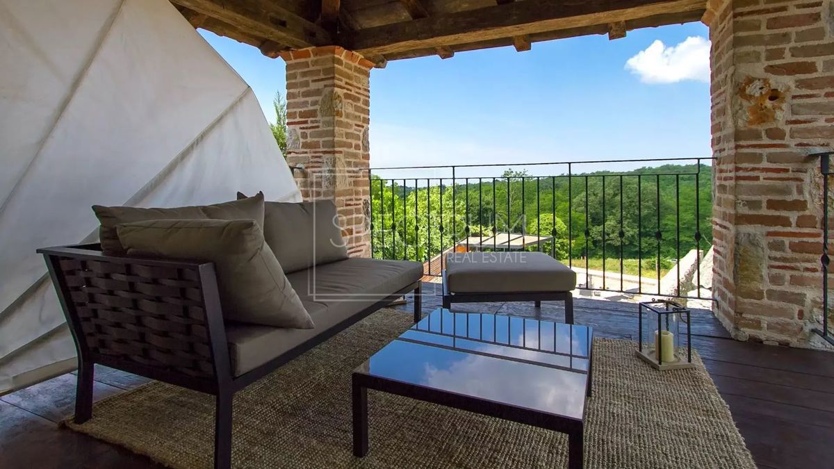 Območje Tinjana, prenovljena kamnita hiša z bazenom