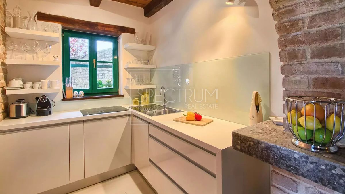 Območje Tinjana, prenovljena kamnita hiša z bazenom