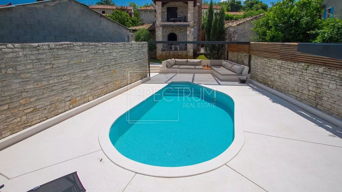 Območje Tinjana, prenovljena kamnita hiša z bazenom