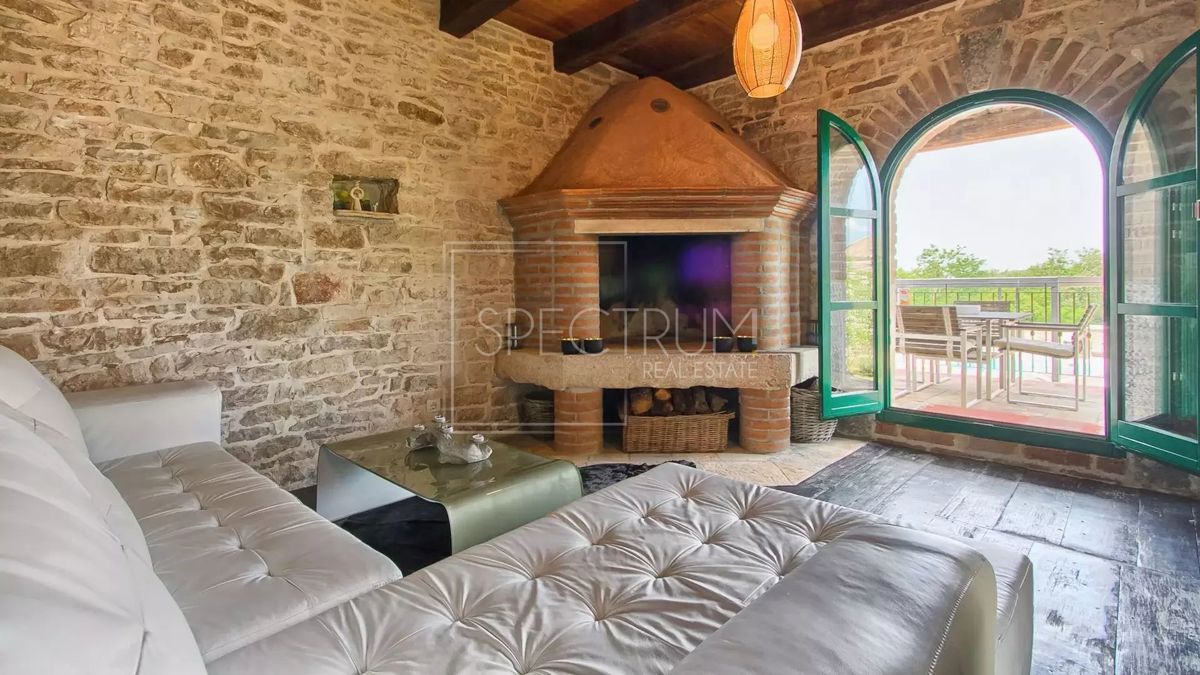 Območje Tinjana, prenovljena kamnita hiša z bazenom