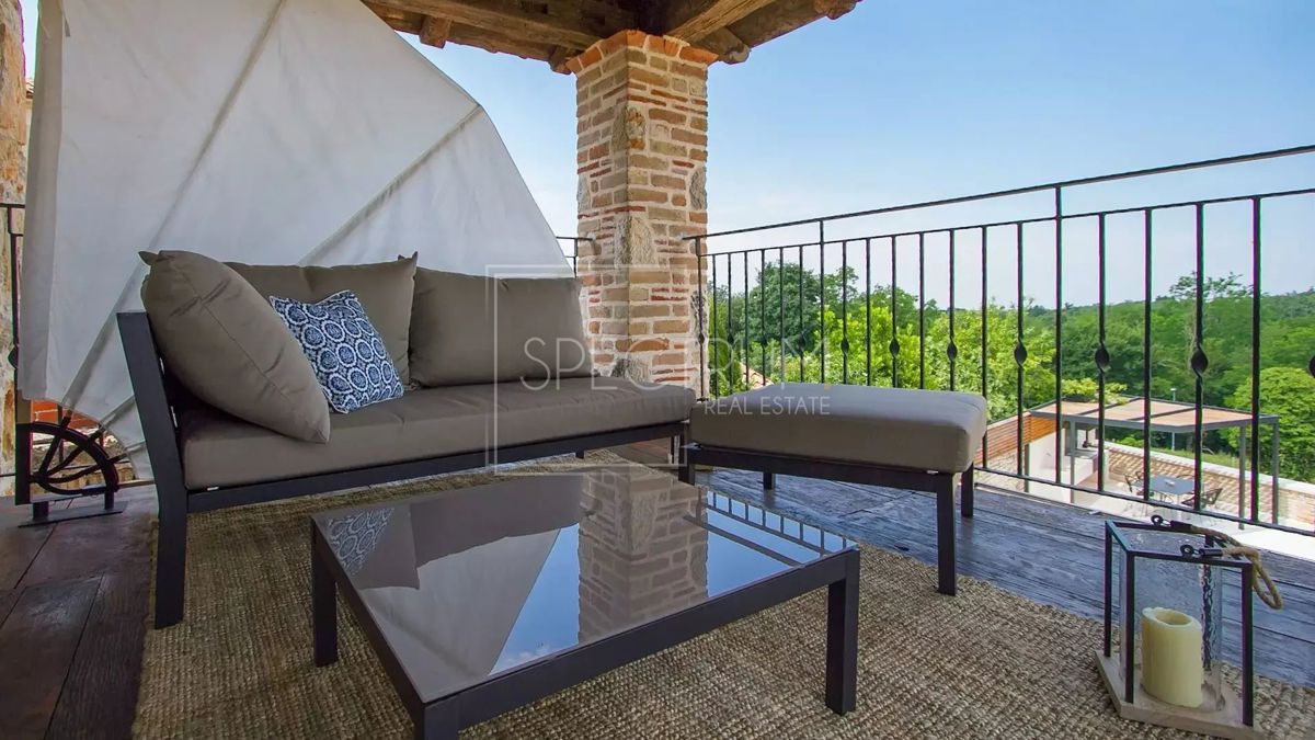 Območje Tinjana, prenovljena kamnita hiša z bazenom