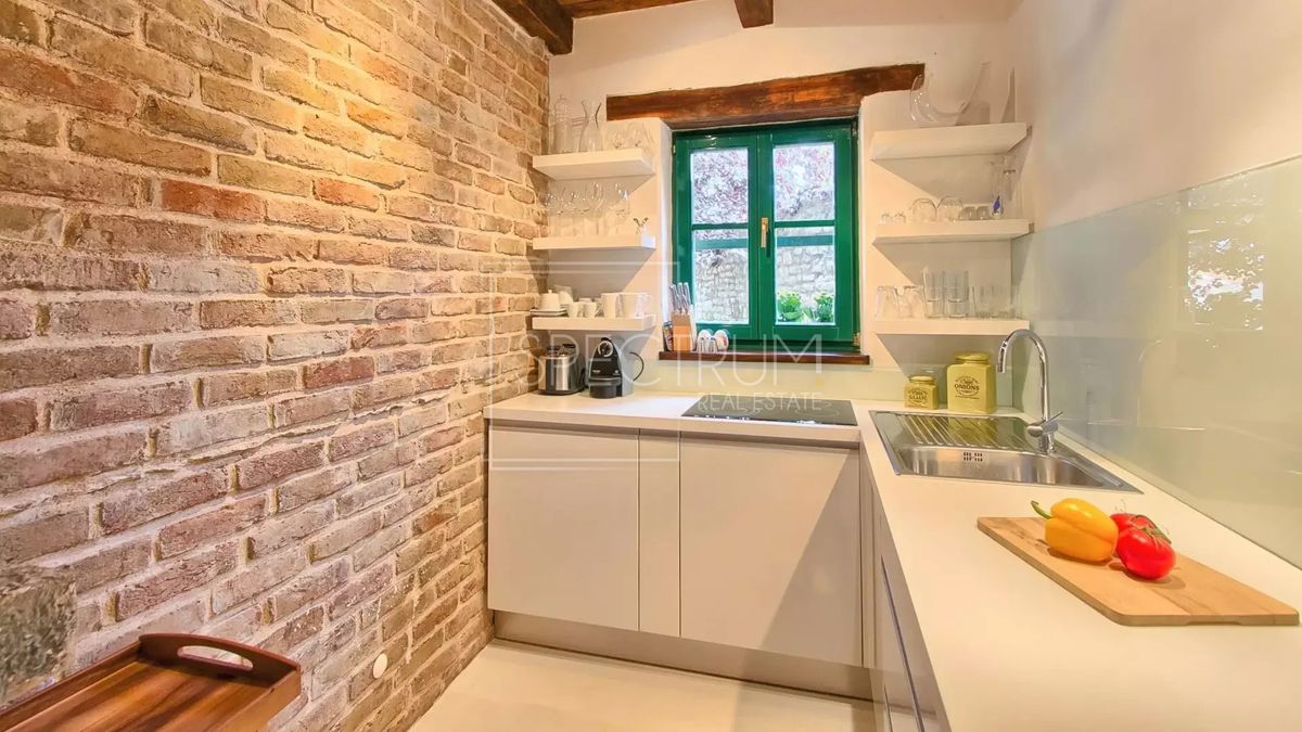 Območje Tinjana, prenovljena kamnita hiša z bazenom