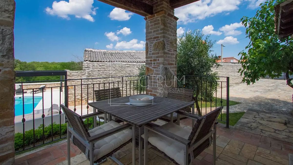 Območje Tinjana, prenovljena kamnita hiša z bazenom