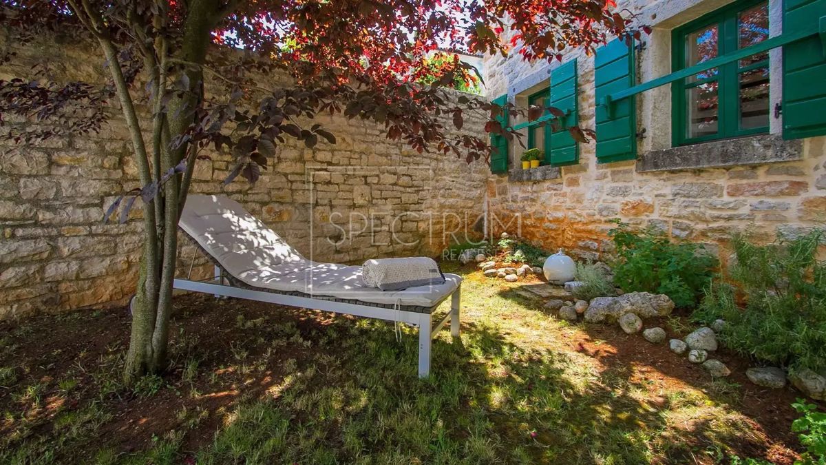 Območje Tinjana, prenovljena kamnita hiša z bazenom