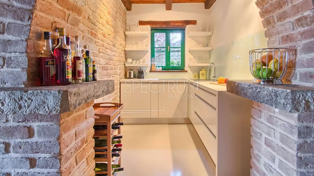 Območje Tinjana, prenovljena kamnita hiša z bazenom