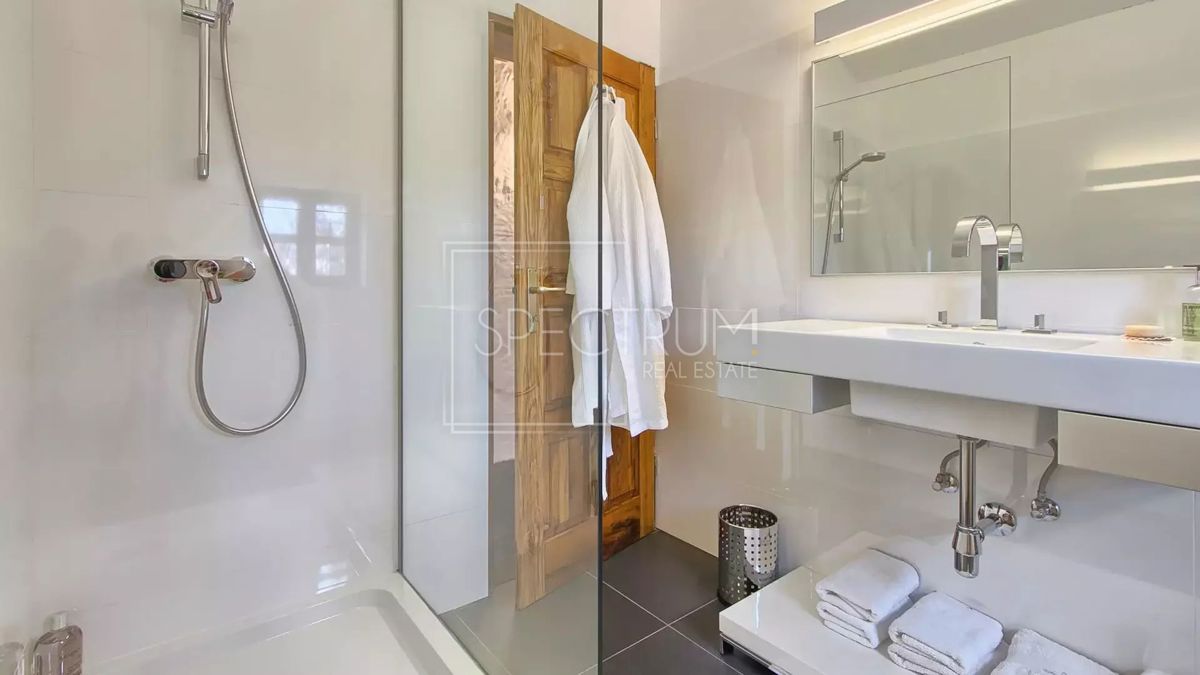 Območje Tinjana, prenovljena kamnita hiša z bazenom