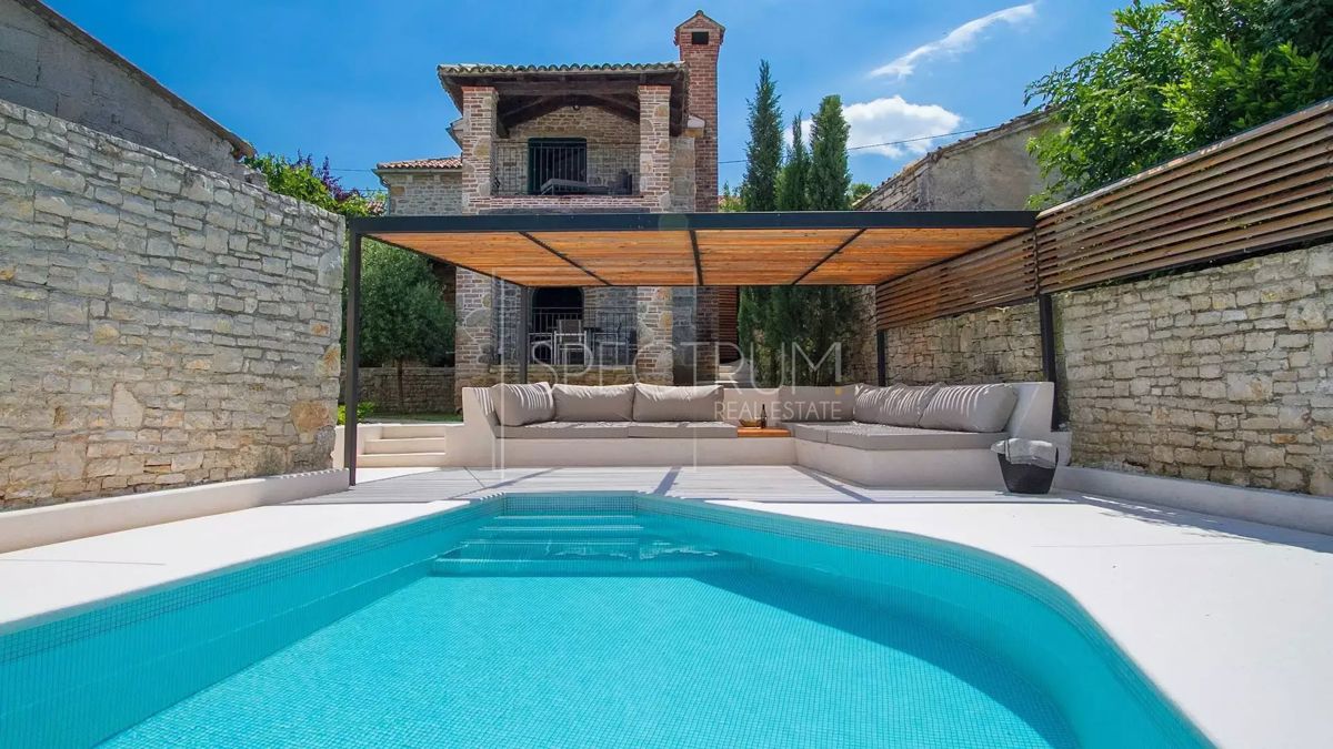 Območje Tinjana, prenovljena kamnita hiša z bazenom