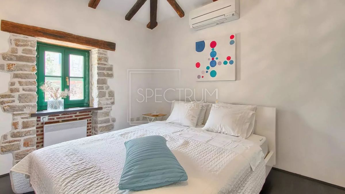 Območje Tinjana, prenovljena kamnita hiša z bazenom