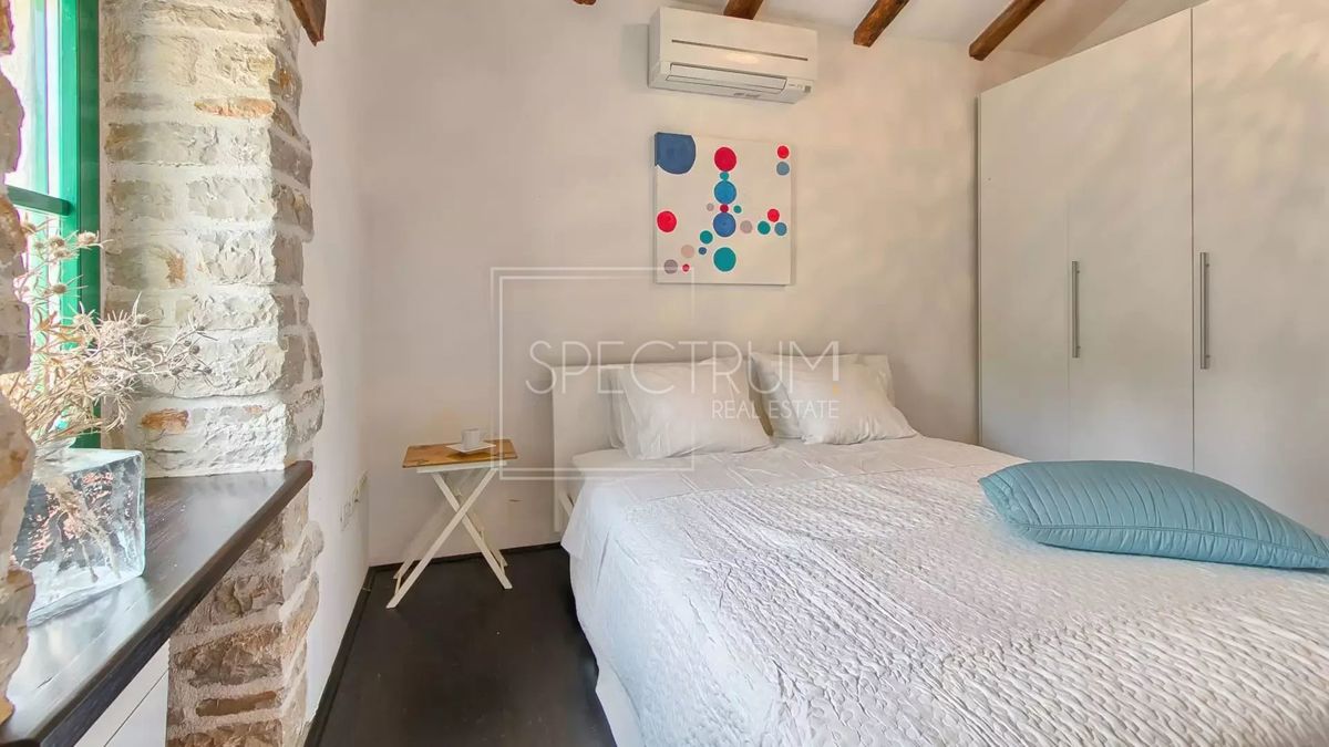 Območje Tinjana, prenovljena kamnita hiša z bazenom