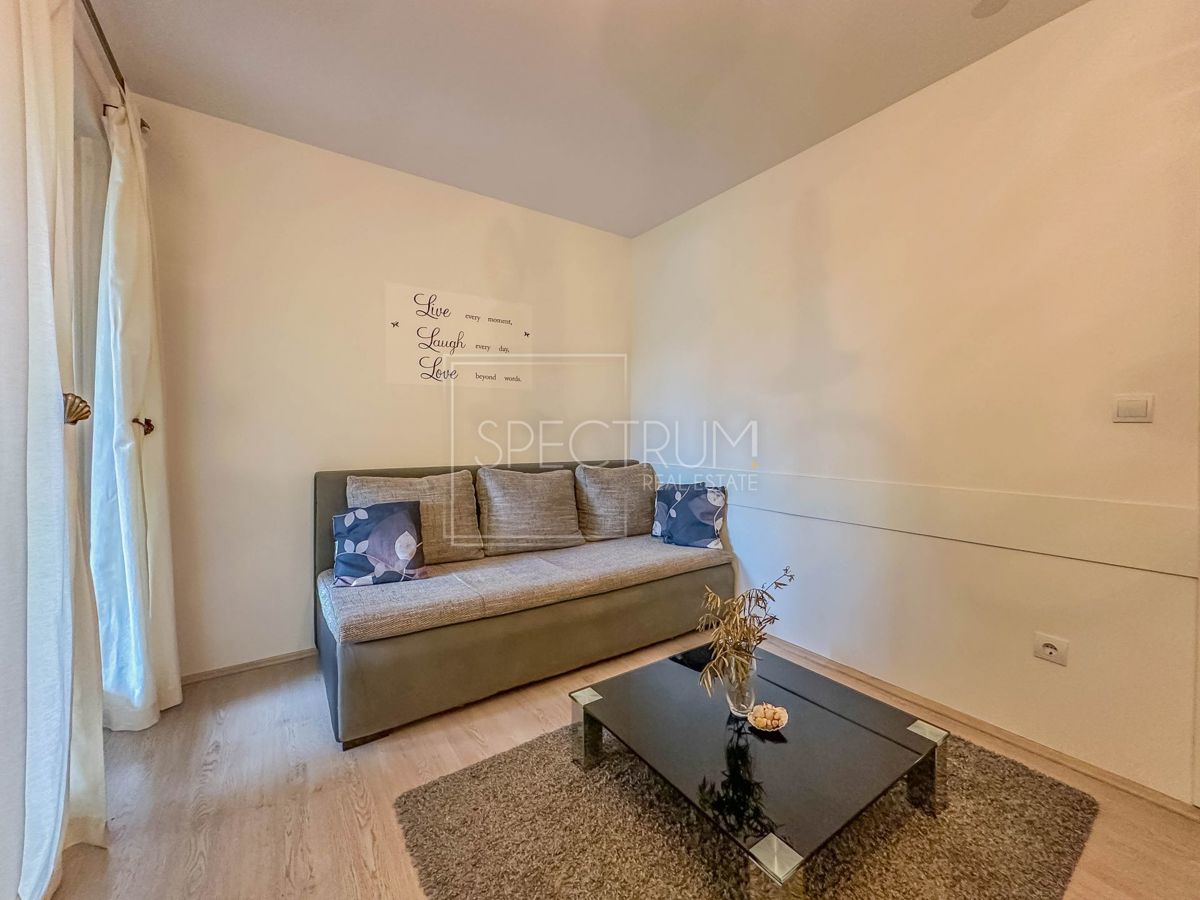 Novigrad, stanovanje s prostornim balkonom, 500 m od morja