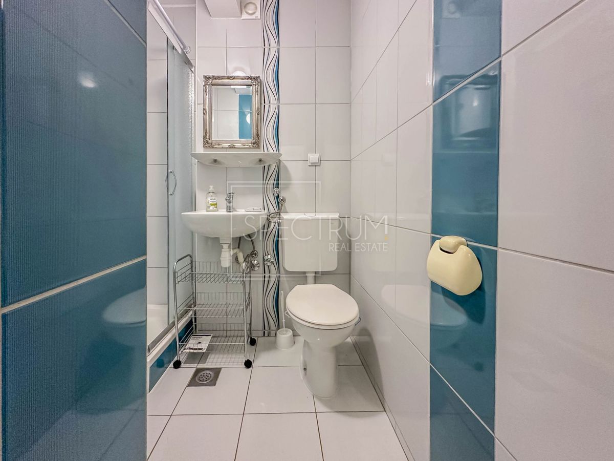 Novigrad, stanovanje s prostornim balkonom, 500 m od morja