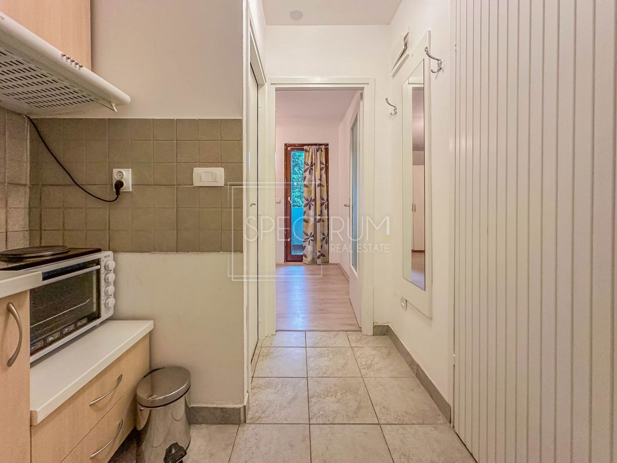 Novigrad, stanovanje s prostornim balkonom, 500 m od morja