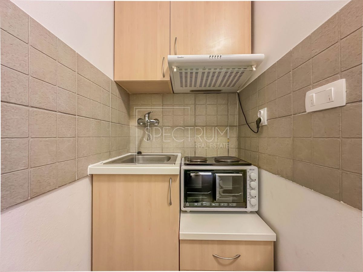 Novigrad, stanovanje s prostornim balkonom, 500 m od morja