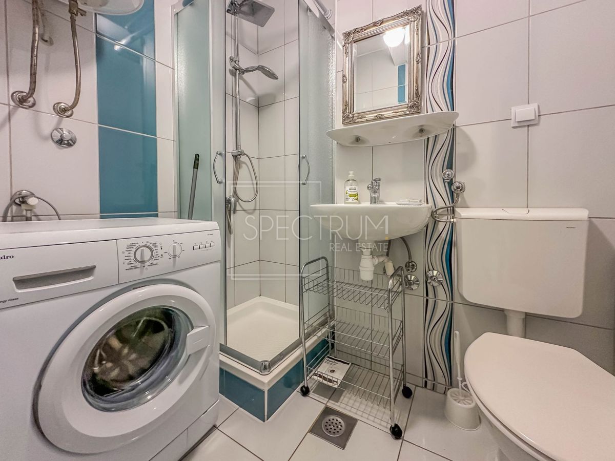 Novigrad, stanovanje s prostornim balkonom, 500 m od morja