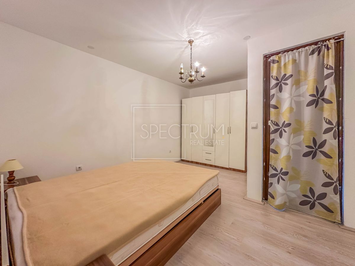 Novigrad, stanovanje s prostornim balkonom, 500 m od morja