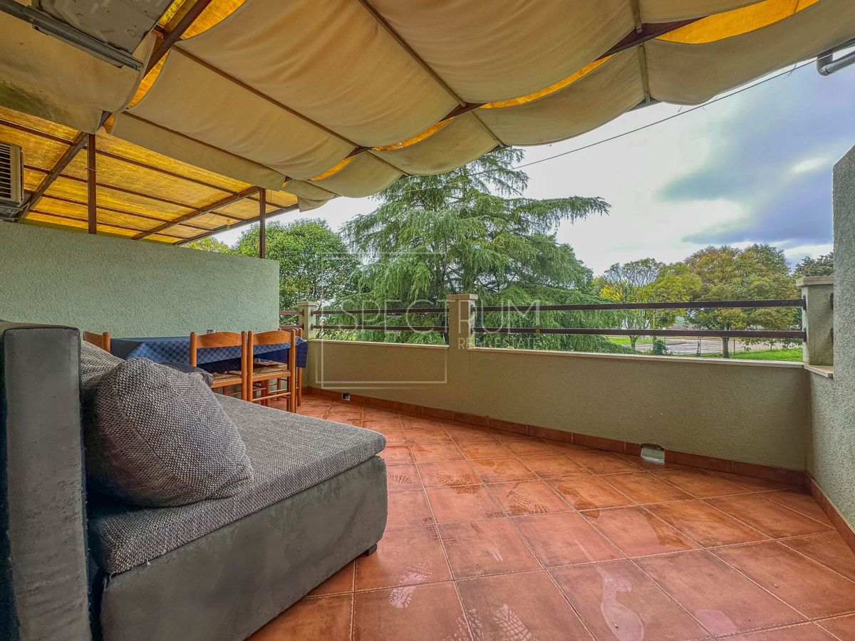 Novigrad, stanovanje s prostornim balkonom, 500 m od morja