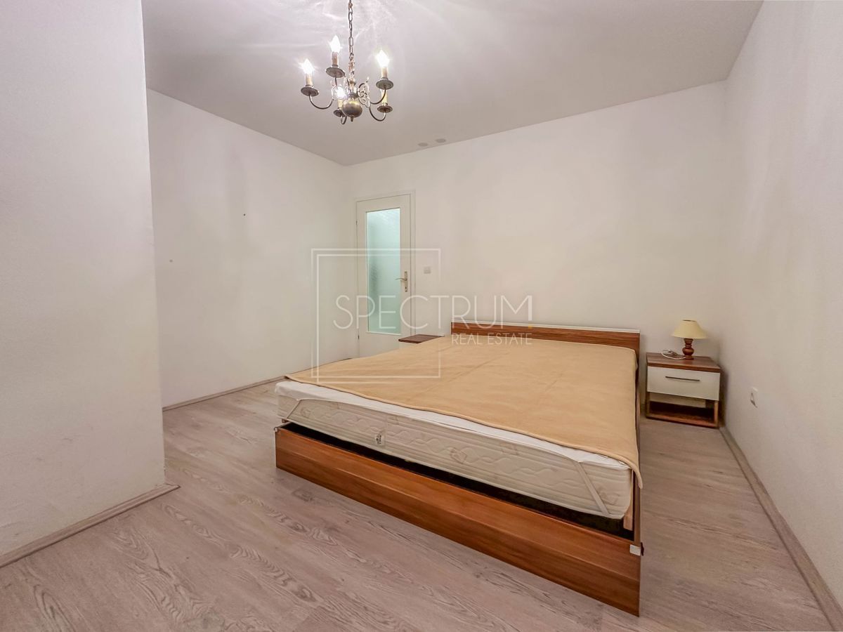 Novigrad, stanovanje s prostornim balkonom, 500 m od morja