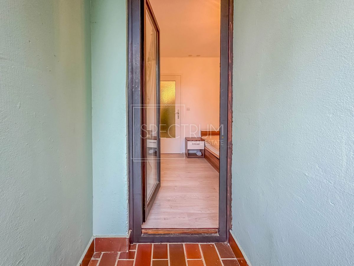 Novigrad, stanovanje s prostornim balkonom, 500 m od morja