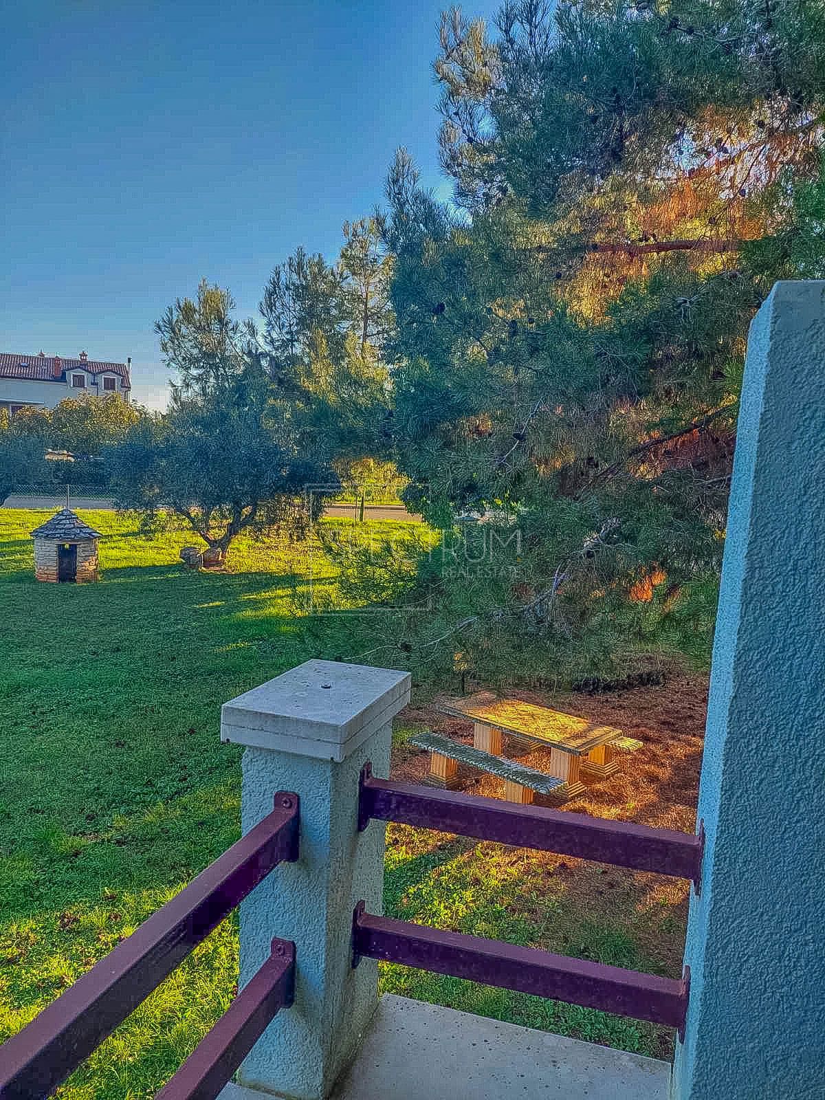 Novigrad, stanovanje s prostornim balkonom, 500 m od morja