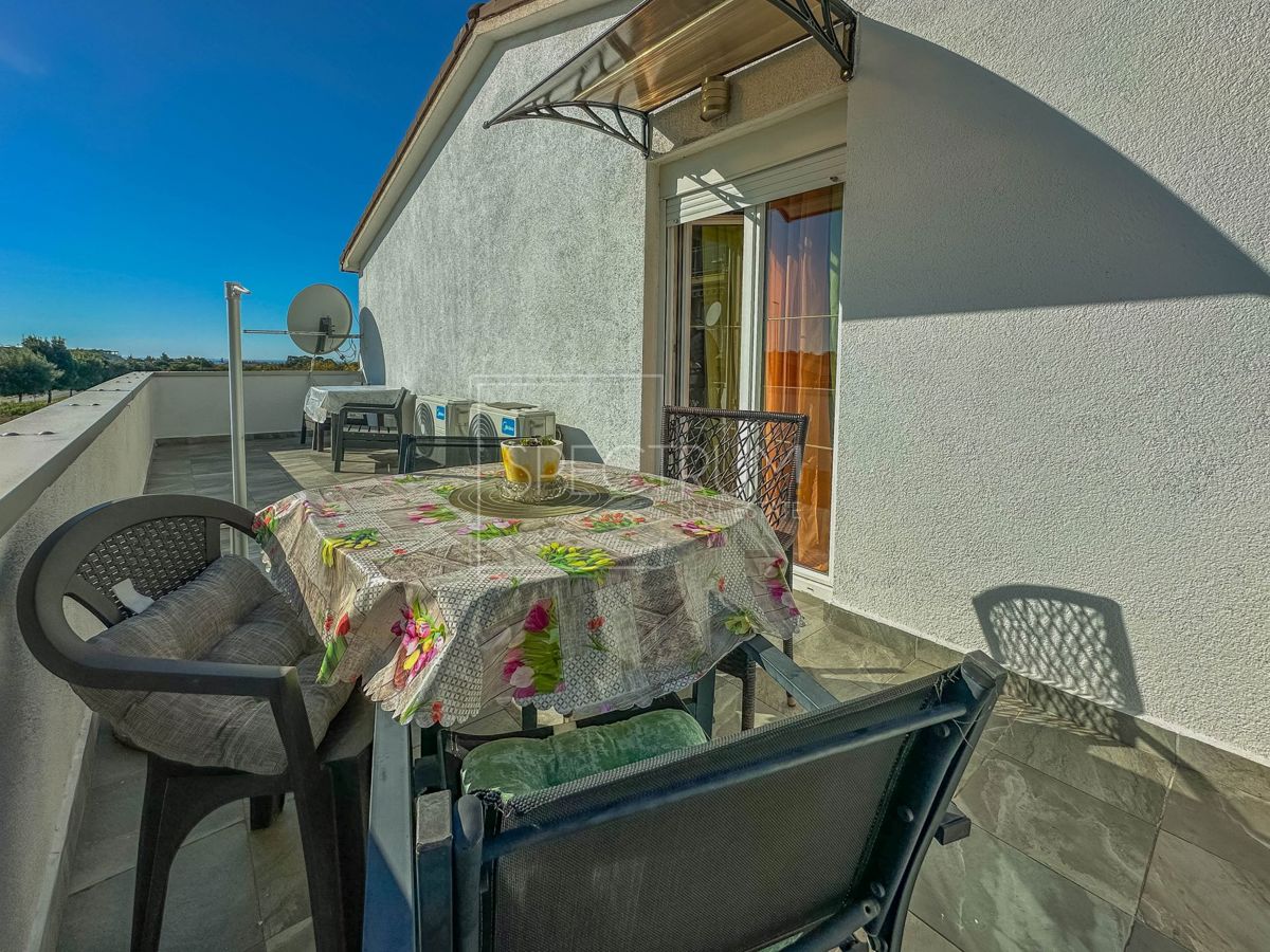 Novigrad, stanovanje s pogledom na morje in mesto