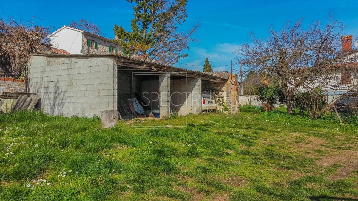 Okolica Poreča, kamnita hiša z dvoriščem