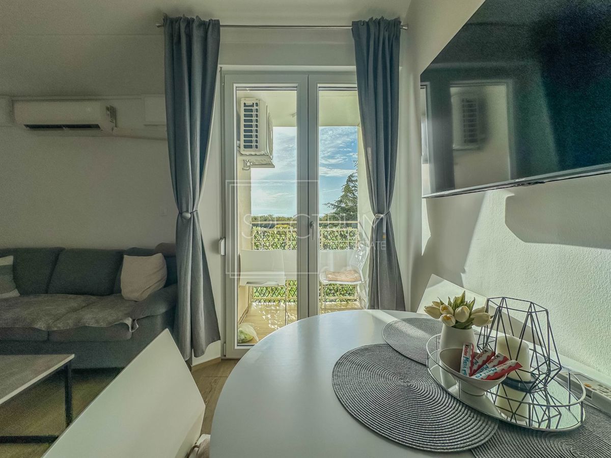 Območje Novigrada, dvoetažno prenovljeno stanovanje 500 m od morja