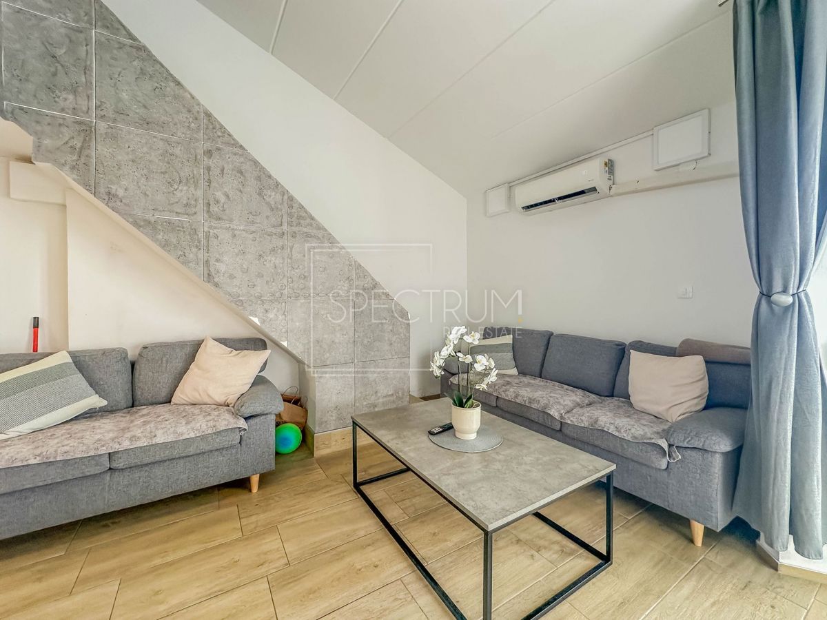 Območje Novigrada, dvoetažno prenovljeno stanovanje 500 m od morja