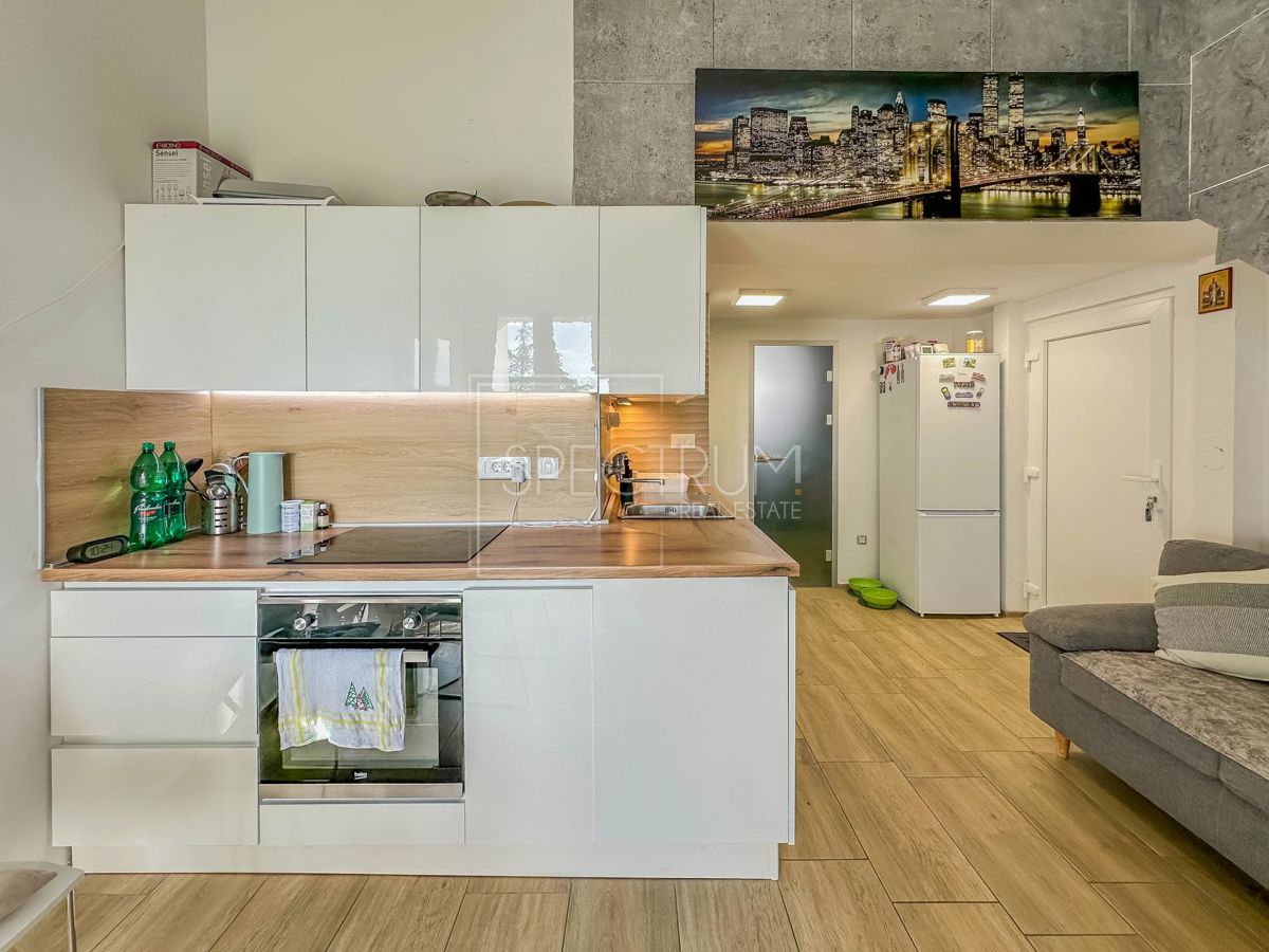 Območje Novigrada, dvoetažno prenovljeno stanovanje 500 m od morja