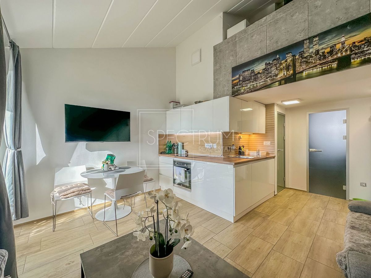 Območje Novigrada, dvoetažno prenovljeno stanovanje 500 m od morja