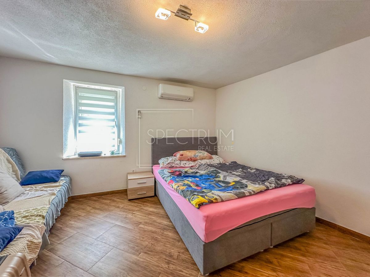 Brtonigla, kamnita vrstna hiša z 2 apartmaja