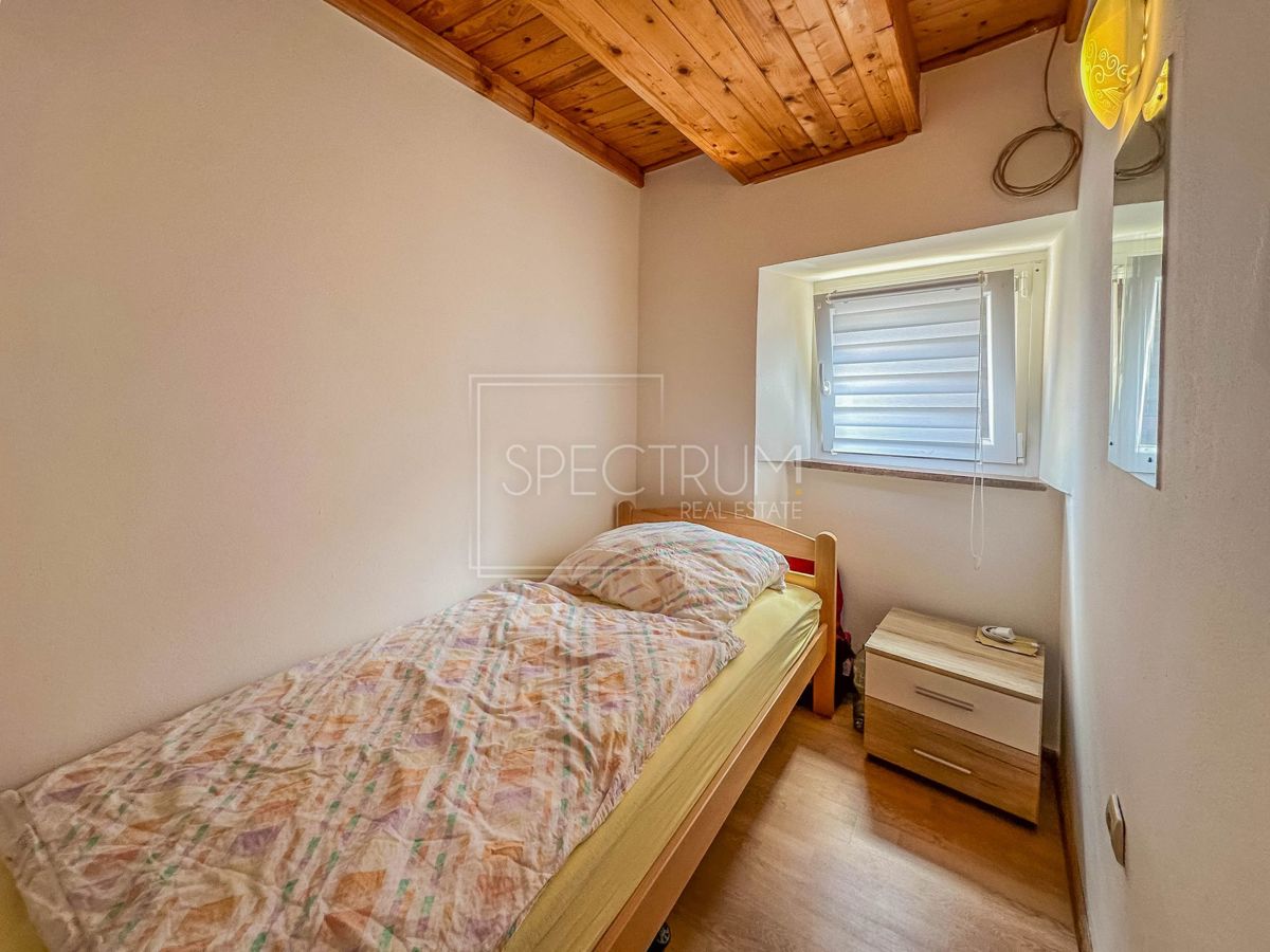 Brtonigla, kamnita vrstna hiša z 2 apartmaja