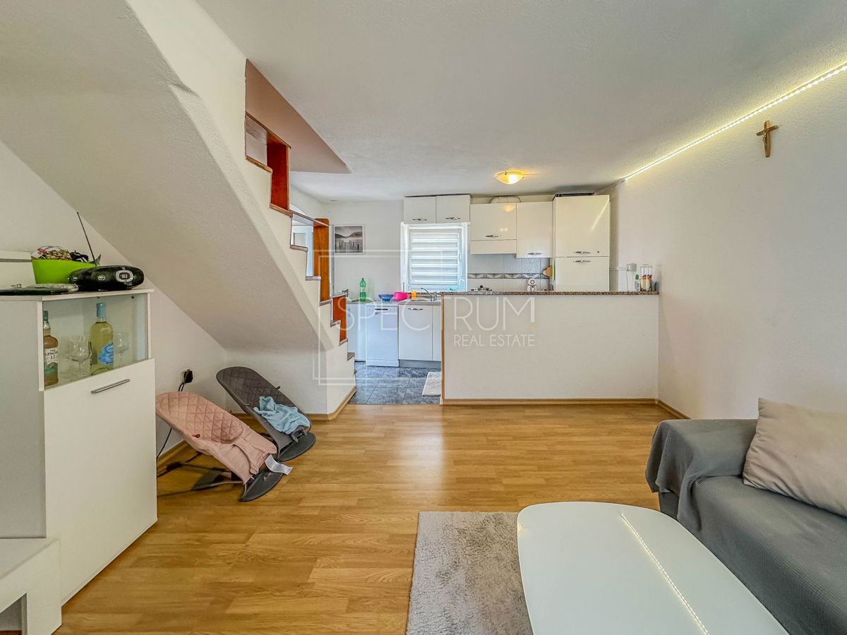 Brtonigla, kamnita vrstna hiša z 2 apartmaja